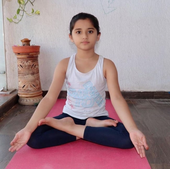 Aurra Bhatnagar posing for a picture while doing yoga in Mumbai, Maharashtra in June 2020