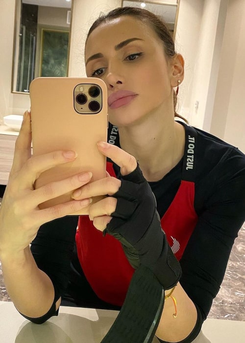 Emina Jahović in an Instagram selfie from April 2020