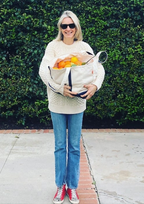 Ever Carradine posing for a picture with a bag full of oranges in March 2020