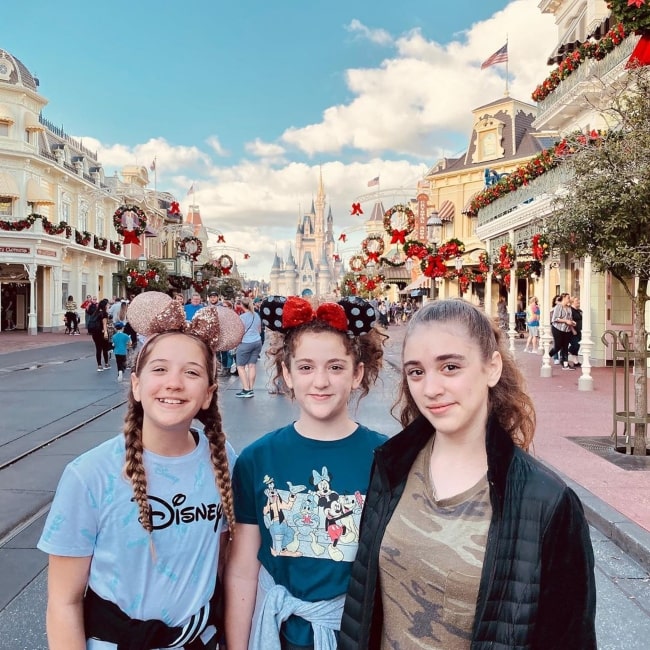 Julia CraftyGirls in a picture with her sisters Annelise (right) and Rachel (left) in Disney Land in January 2020