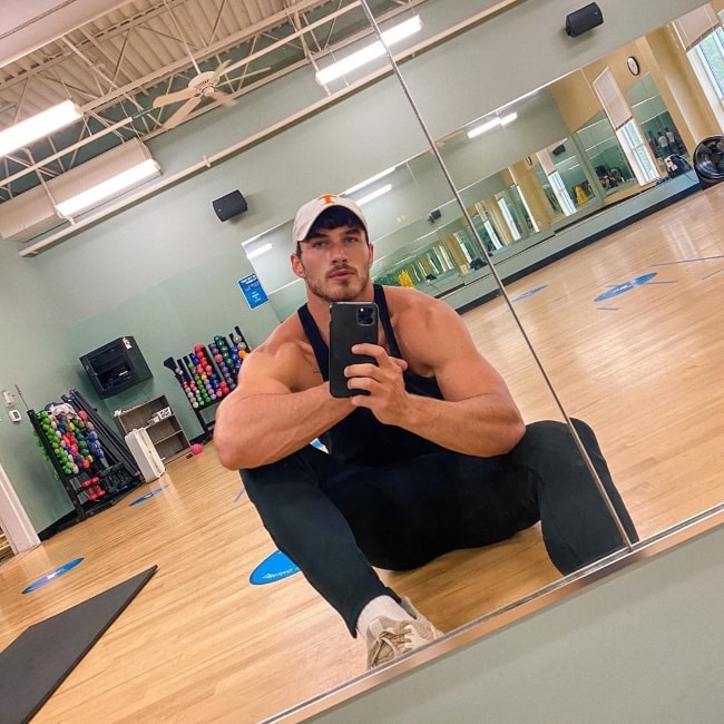 Michael Yerger as seen while clicking a workout mirror selfie in Knoxville, Tennessee in May 2020