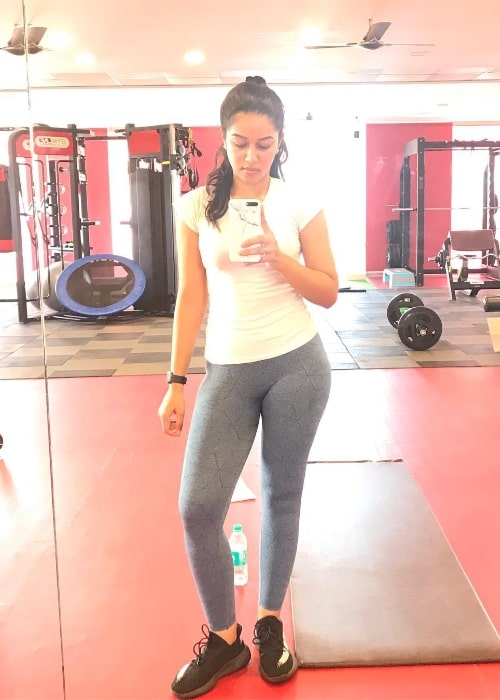 Mirnalini Ravi as seen while clicking a mirror selfie before starting her workout in December 2018