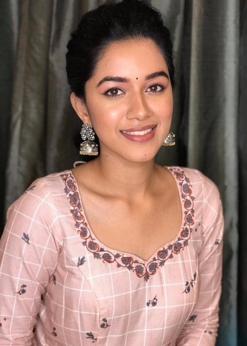 Mirnalini Ravi as seen while smiling for a picture in February 2019