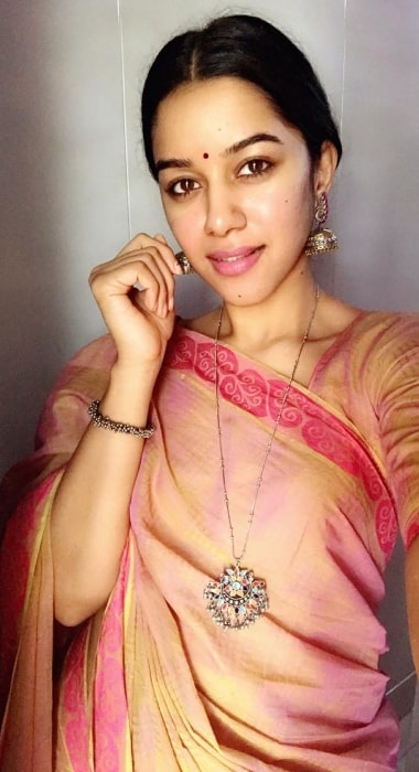 Mirnalini Ravi taking a saree selfie in January 2020