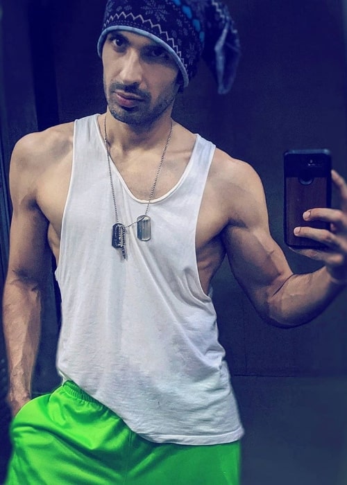 Mohit Sehgal clicking a mirror selfie showing his toned physique in July 2020