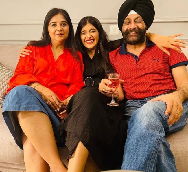 Nimrit Kaur Ahluwalia smiling in a picture along with her parents on her mother's birthday in April 2020