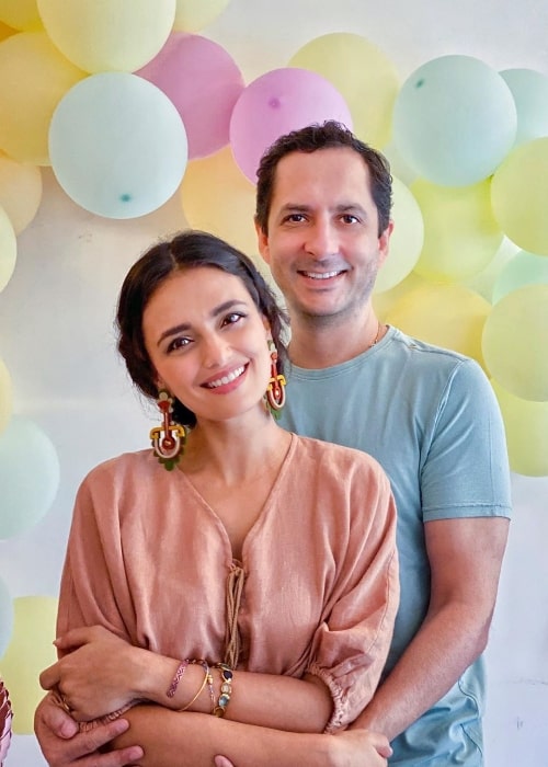 Roshni Chopra smiling for a picture alongside husband Siddharth Anand Kumar in August 2020