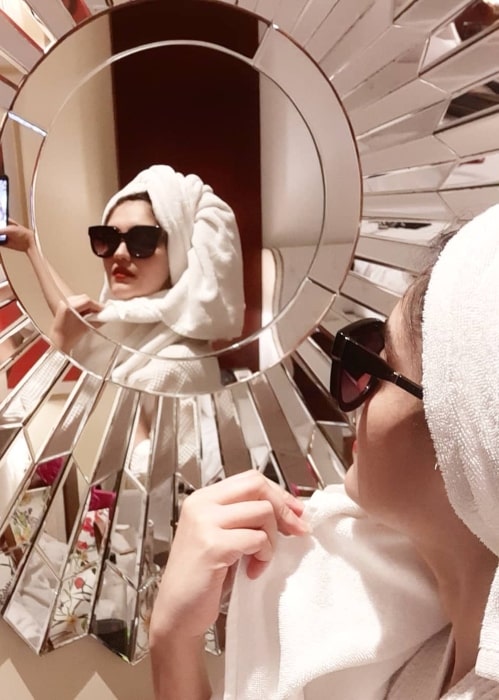 Surbhi Puranik sharing her mirror selfie in August 2019