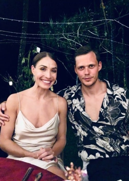 Alida Morberg smiling for a picture alongside Bill Skarsgård in Sri Lanka