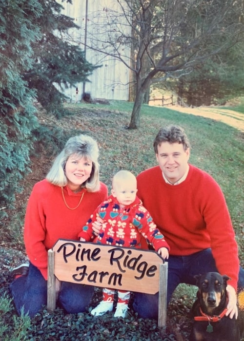 Andrea Swift and her husband Scott Swift with their daughter Taylor Swift and their dog at the Pine Ridge Farm back in the '90s