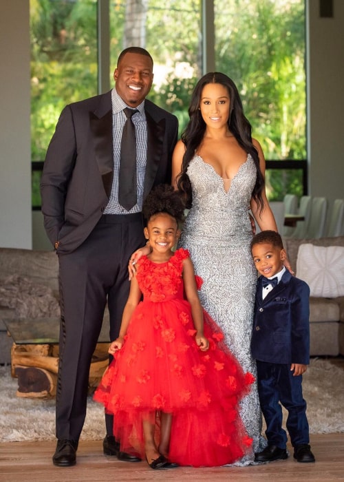 Antonio Gates and Sasha Dindayal with their children, as seen in December 2018