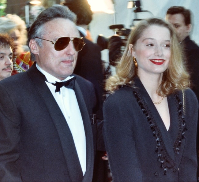 Dennis Hopper and Katherine LaNasa, his 4th wife, at the 62nd Academy Awards in 1990