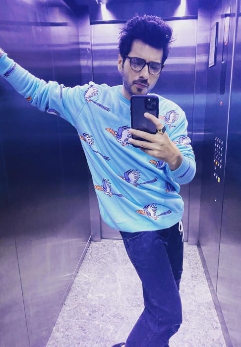 Divyendu Sharma taking a mirror selfie in an elevator in February 2020