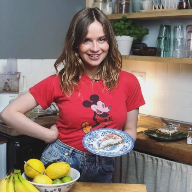 Gabrielle Aplin in October 2019 making a delicious and easy-to-make raw vegan banoffee pie