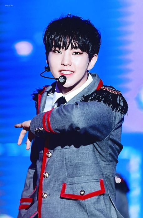 Hoshi as seen performing at the SBS Gayo Daejeon in 2016