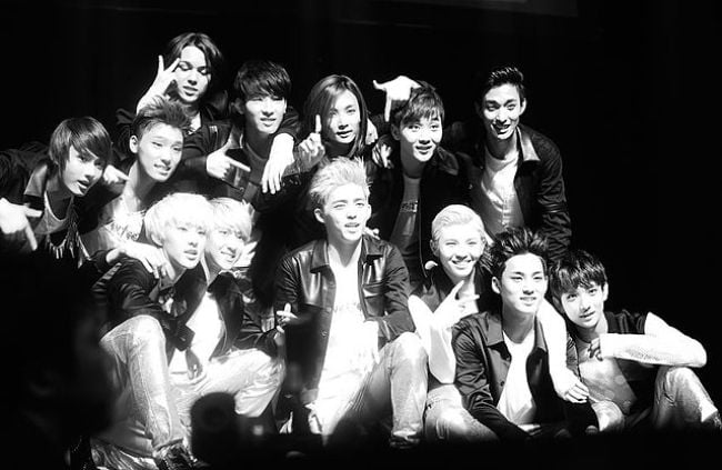 Hoshi (bottom row extreme left) posing along with his Seventeen bandmates in 2015
