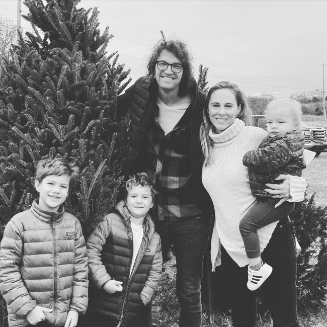 Luke Smallbone posing for the camera along with his family in December 2019