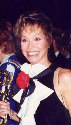 Mary Tyler Moore Height, Weight, Age, Spouse, Biography, Facts