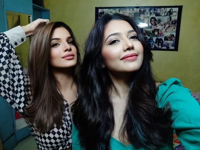 Naina Singh (Left) in a selfie along with Anshula Dhawan in August 2020