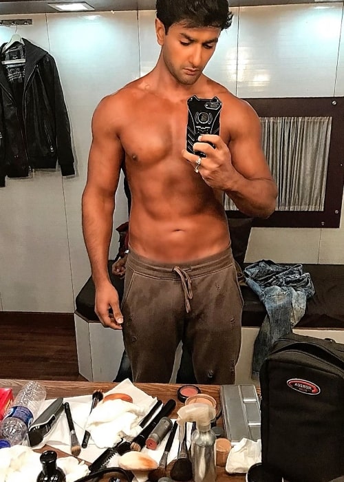 Nishant Singh Malkani taking a mirror selfie showing his toned body