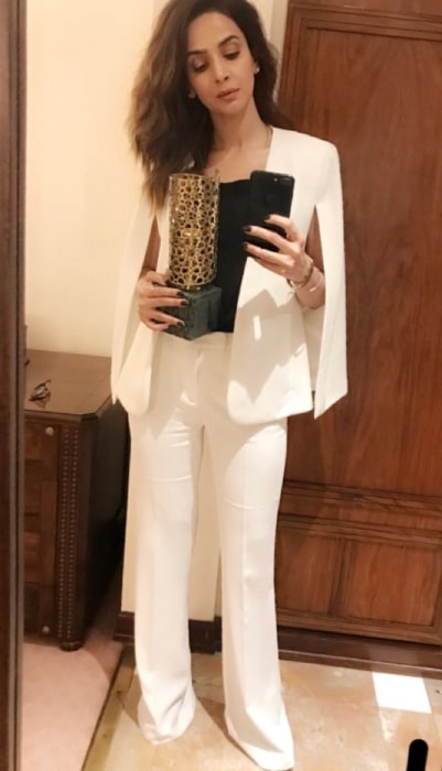 Saba Qamar as seen while taking a mirror selfie with her National Icon Award 2018 trophy in Islamabad, Pakistan in May 2018