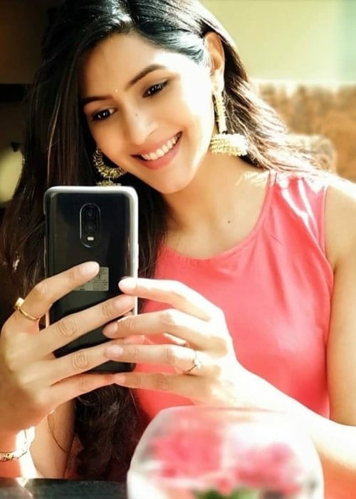 Sangeita Chauhan smiling in a mirror selfie in March 2019