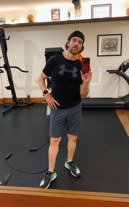 Tony Horton taking a mirror selfie in August 2020