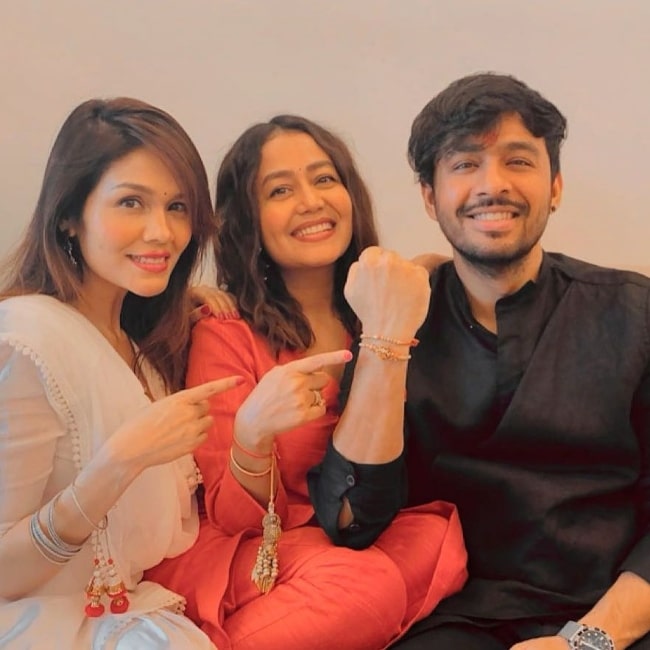 Tony Kakkar smiling for a Rakshabandhan picture alongside his sisters in August 2020