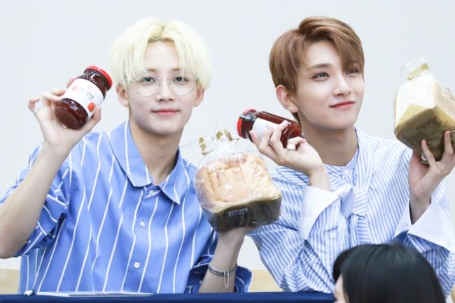 Yoon Jeonghan seen with Joshua during a fan signing event in 2017