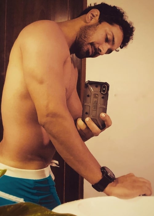 Abhinav Shukla in July 2019 admitting to be tired of taking photos with his right hand and so taking a picture using his left one instead