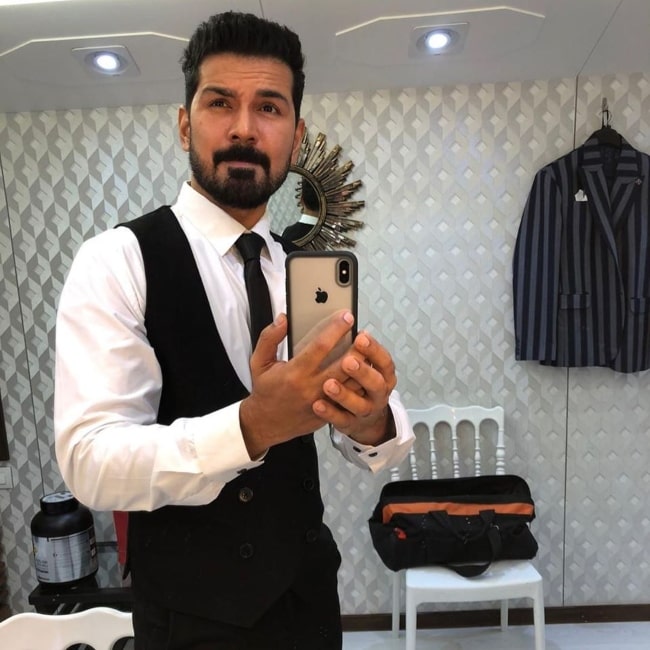 Abhinav Shukla sharing his selfie in October 2020