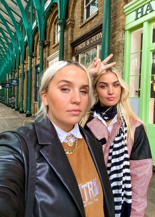 Adelén (Right) in a selfie alongside Fanny Andersen at Covent Garden in London, England in October 2020