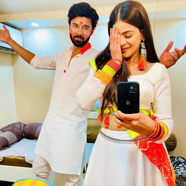 Avinash Mukherjee posing for a selfie alongside Jigyasa Singh in March 2020