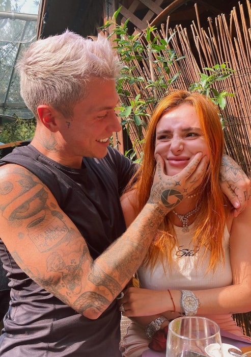 Benjamin Mascolo in September 2020 with his girlfriend showing how he makes her smile