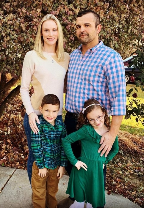 Chelsey Hersley posing for a picture alongside her family in November 2019