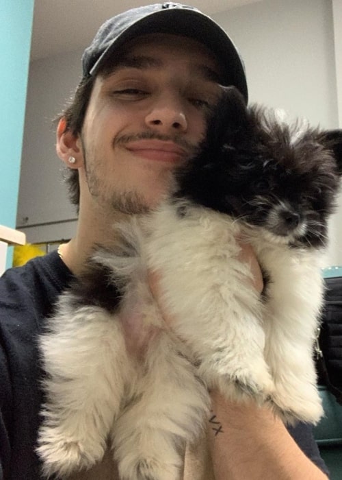 Gino Cosculluela as seen in a selfie that was taken with his maltipom in January 2020