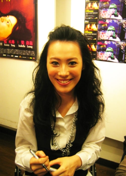 Isabella Leong smiling for a picture while promoting the film 'Spider Lilies' in Taiwan in 2007