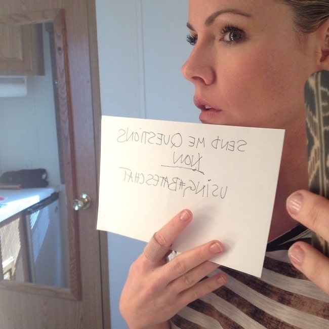 Kathleen Robertson about to begin her Twitter chat in April 2014