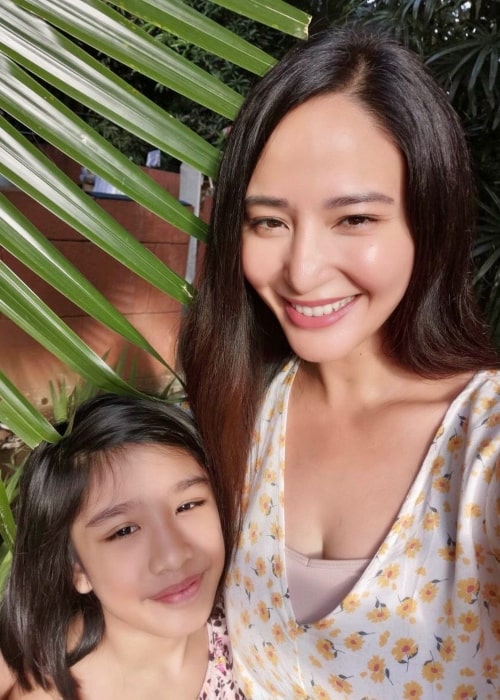 Katrina Halili as seen in a selfie that was taken with her daughter Katrence Lawrence Halili Cadevida in October 2020