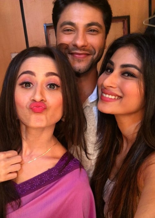 Mishal Raheja in a picture with Mouni Roy (Right) and Sanjeeda Shaikh
