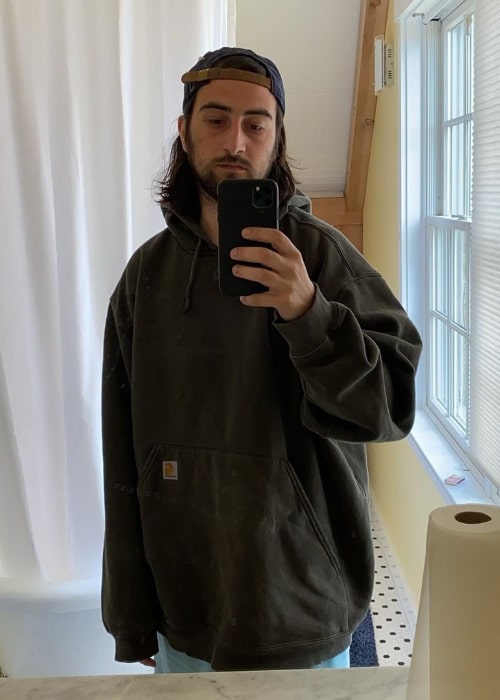 Noah Kahan as seen while taking a mirror selfie in May 2020