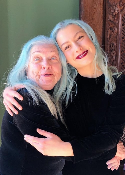 Phoebe Bridgers (Right) smiling for a picture alongside Lili Hayes in January 2019