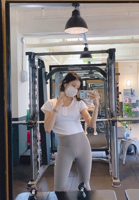 Seungyeon as seen while clicking a gym mirror selfie in October 2020