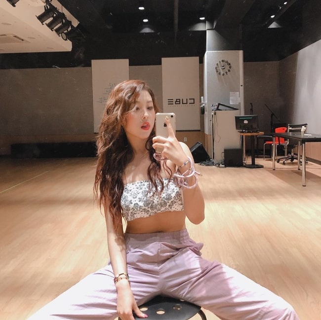 Seungyeon taking a mirror selfie in June 2020