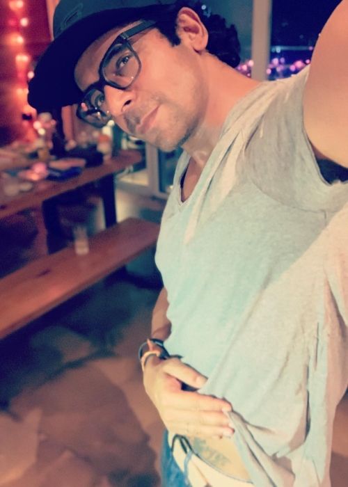 Sunil Grover showing off his tattoo in 2018