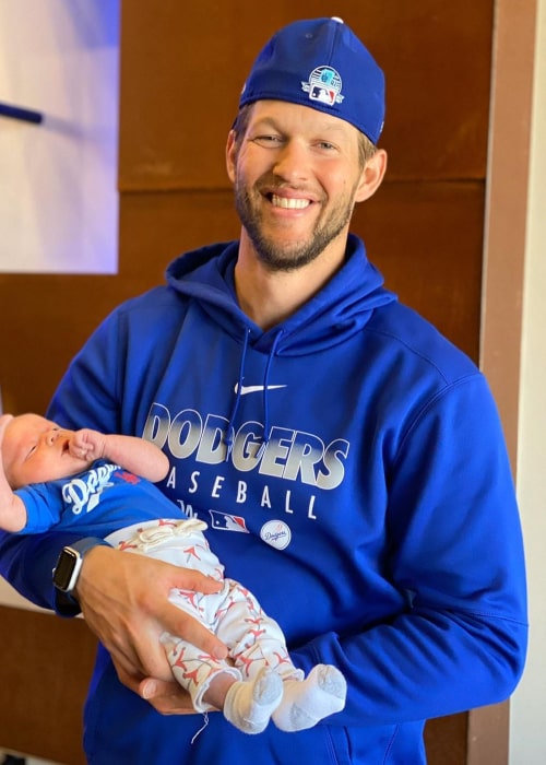 Clayton Kershaw con su 3er hijo, visto en marzo de 2020