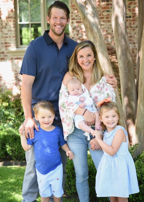 Clayton Kershaw met zijn vrouw en kinderen, gezien in April 2020