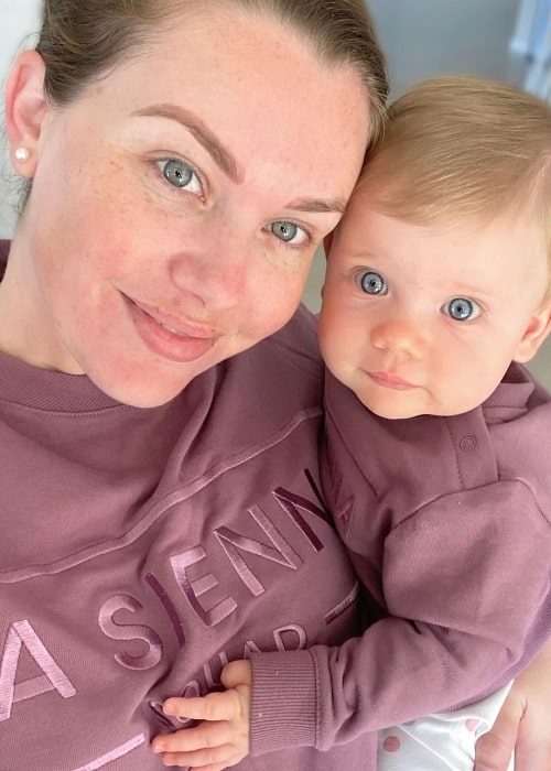 Courtney Thorpe as seen while twinning with her daughter and clicking a selfie in May 2020