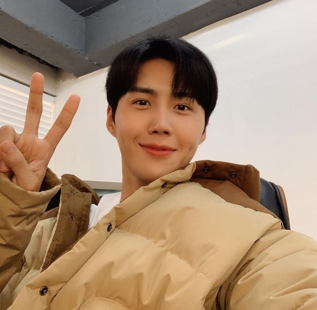 Kim Seon-ho as seen while smiling in a selfie in November 2020