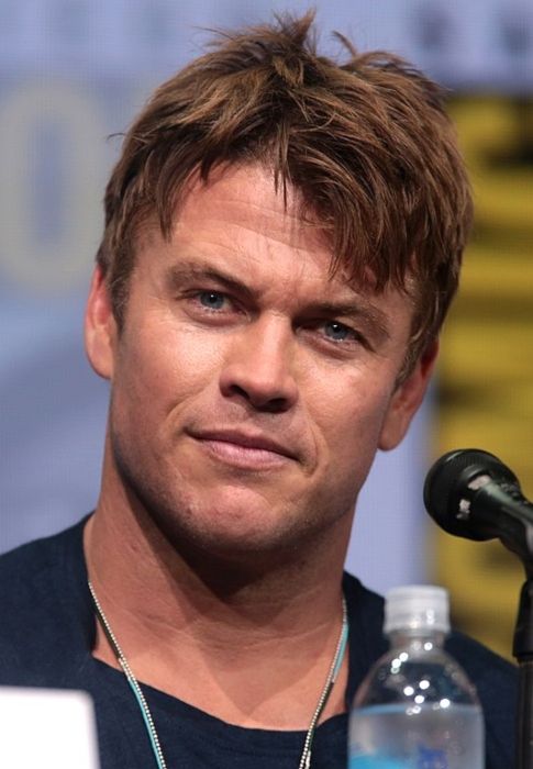 Luke Hemsworth speaking at the San Diego Comic-Con International in 2017